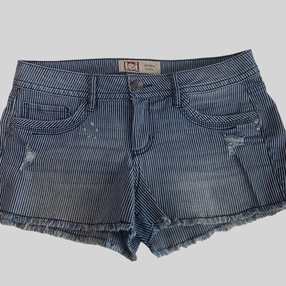 STRIPED PRINT RAW HEM DENIM SHORTS